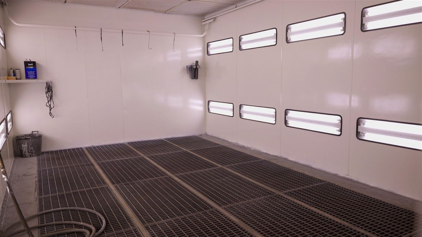 Cabine de peinture moderne du garage Carrosserie Magliolo à Porto-Vecchio