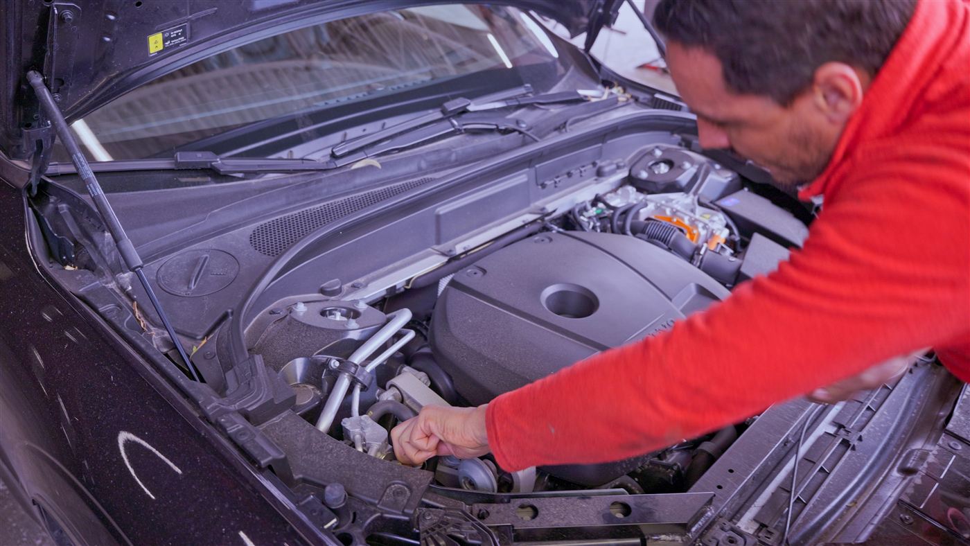 Entretien moteur d'un véhicule au garage