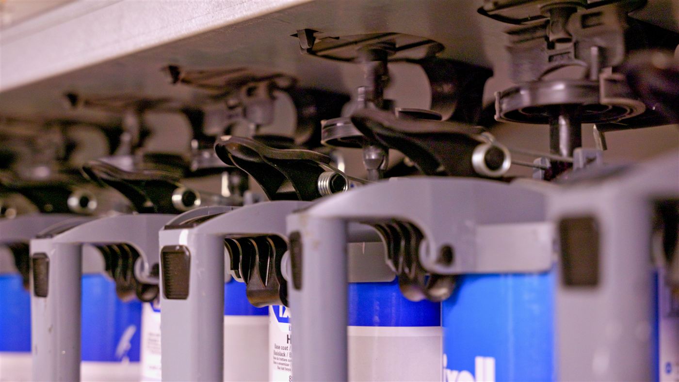 Bases de peinture Ixell sur la machine à teinter de la carrosserie