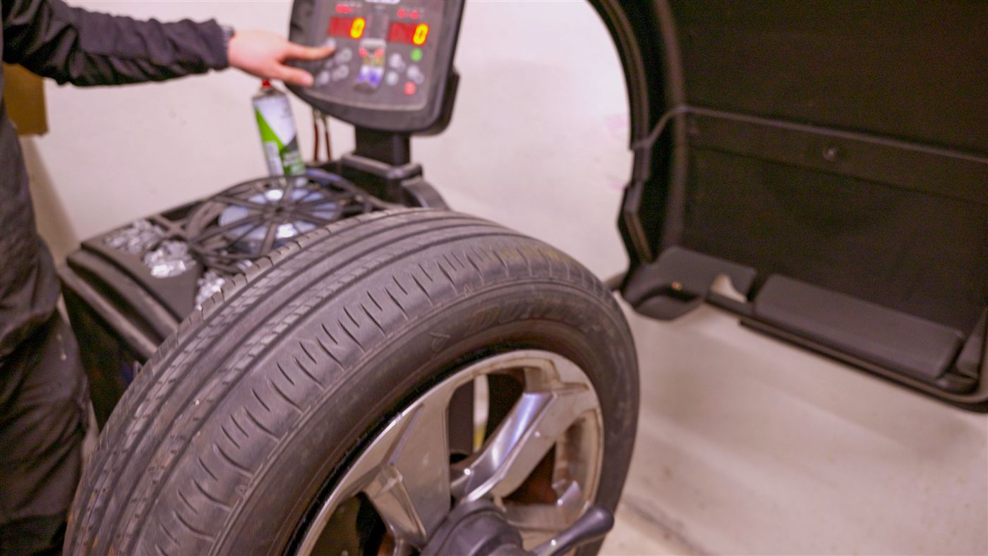 Équilibrage d'une roue sur l'équilibreuse électronique du garage