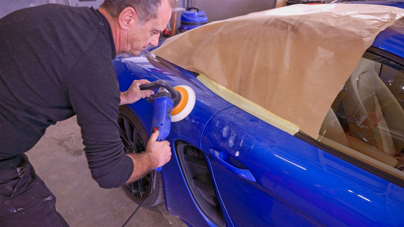 Polissage de la carrosserie et des optiques d'un véhicule en atelier