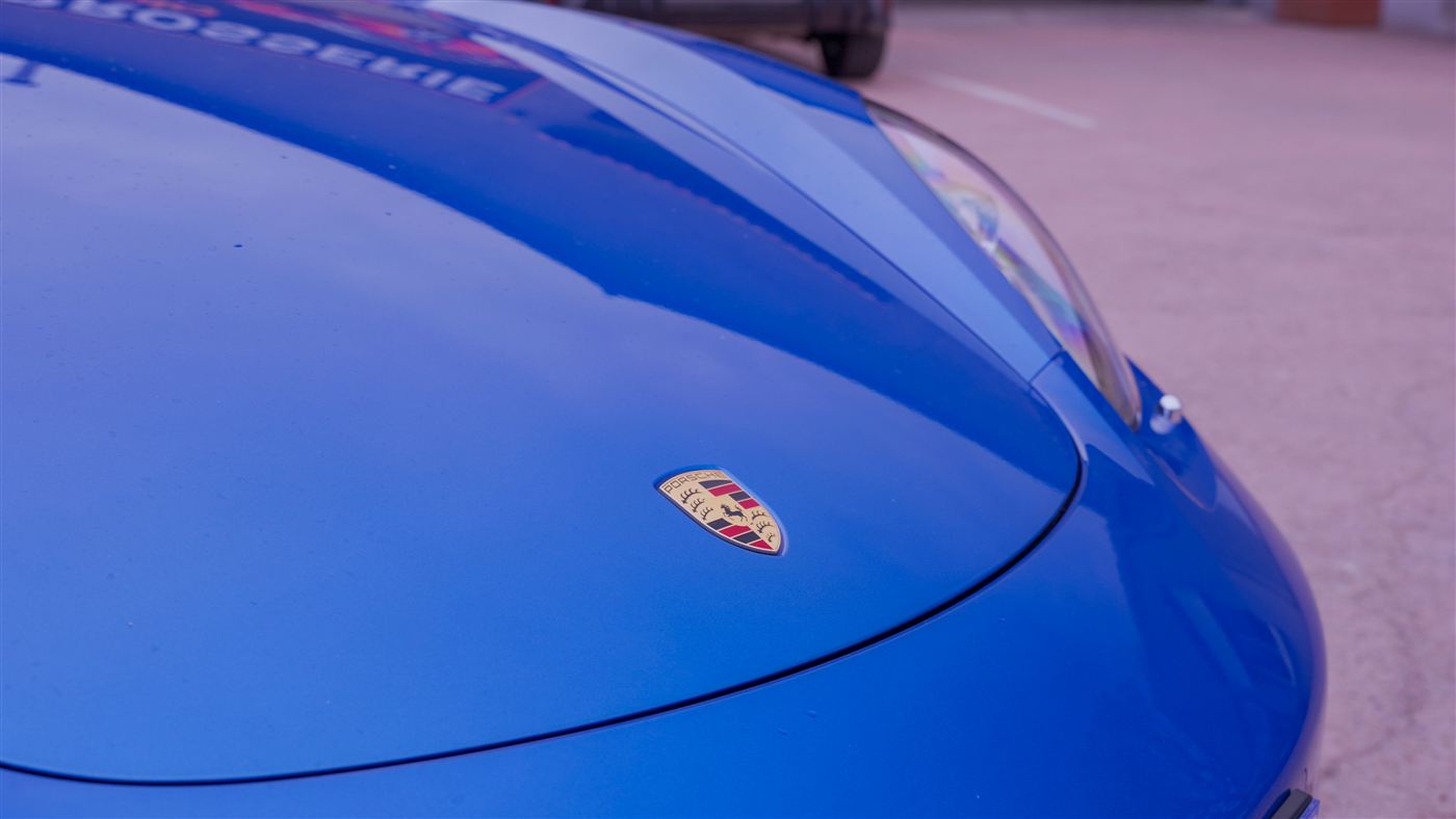 Porsche bleue devant la Carrosserie Magliolo