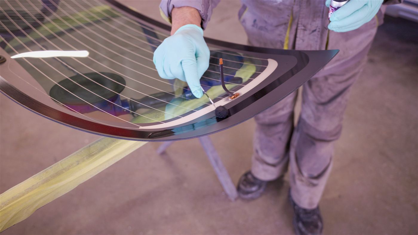Préparation d'une lunette arrière dans l'atelier vitrage à Porto-Vecchio