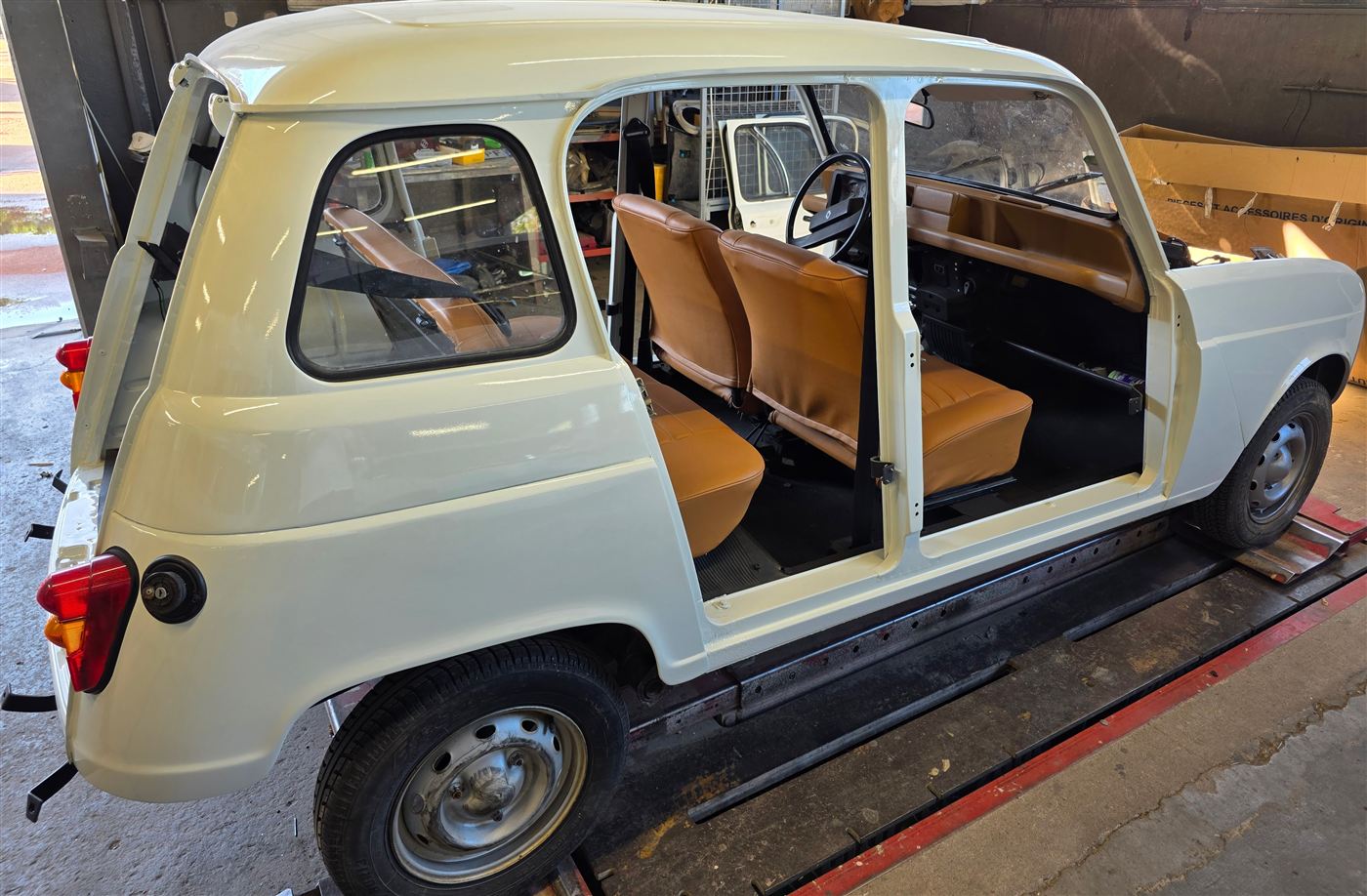 Restauration de la carrosserie d'une Renault 4L dans l'atelier de Porto-Vecchio