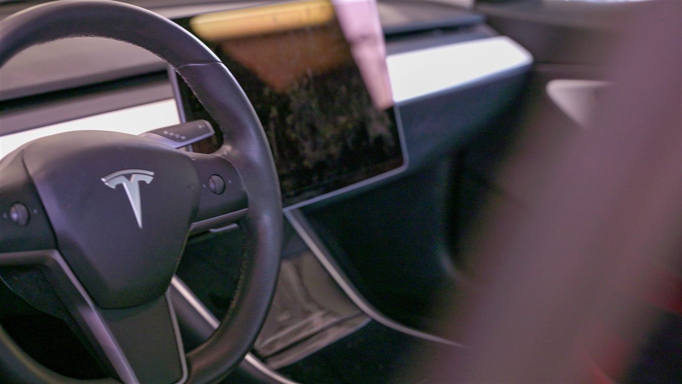 Intérieur d'une Tesla prise en charge dans l'atelier à Porto-Vecchio