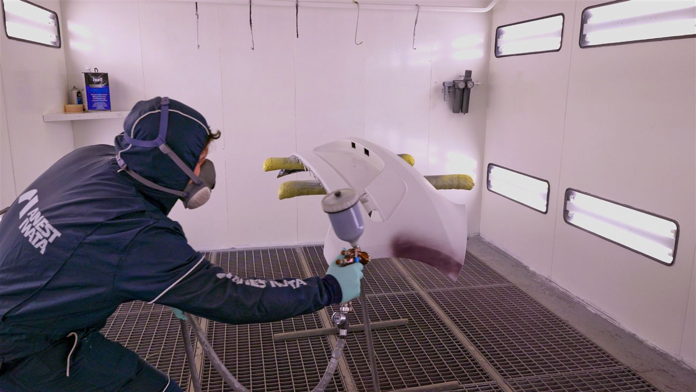 José, notre peintre, au travail dans une cabine de peinture du garage à Porto-Vecchio