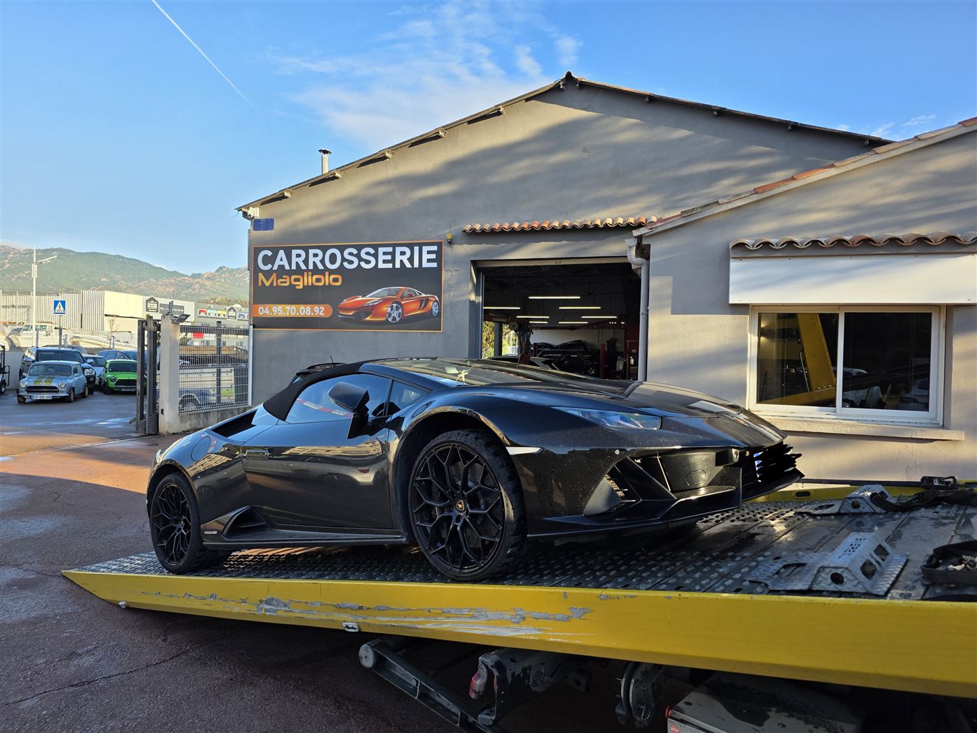 Lamborghini Huracán devant la Carrosserie Magliolo à Porto-Vecchio