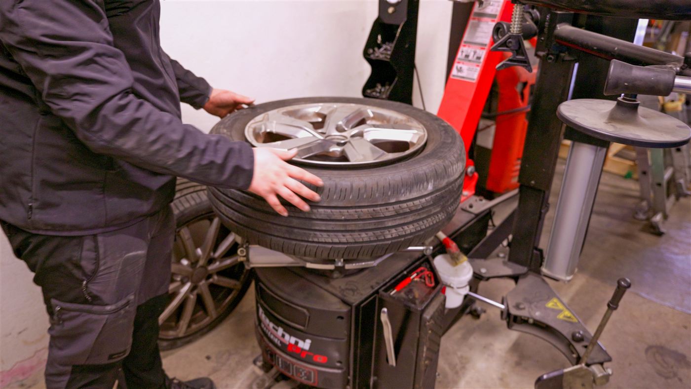 Montage d'un pneu sur machine au garage de Porto-Vecchio