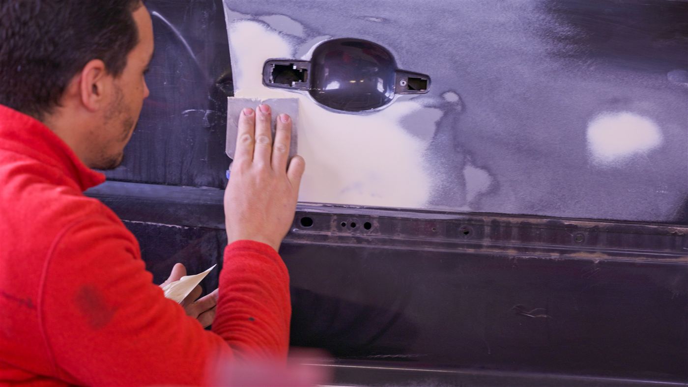 Préparation d'une portière en carrosserie